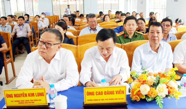 Ủy viên Ban Thường vụ Tỉnh ủy, Phó Chủ tịch Thường trực UBND tỉnh Đồng Nai Nguyễn Kim Long, Trưởng ban Chỉ đạo Tổng điều tra kinh tế tỉnh Đồng Nai cùng lãnh đạo Thống kê tỉnh Đồng Nai tham dự buổi lễ