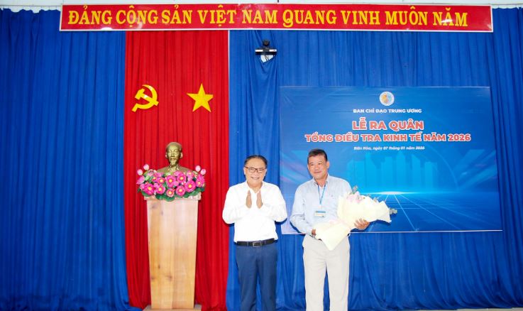 Ủy viên Ban Thường vụ Tỉnh ủy, Phó Chủ tịch Thường trực UBND tỉnh Đồng Nai Nguyễn Kim Long tặng hoa khích lệ đại diện lực lượng điều tra viên của phường Biên Hòa tham gia tổng điều tra kinh tế trên địa bàn