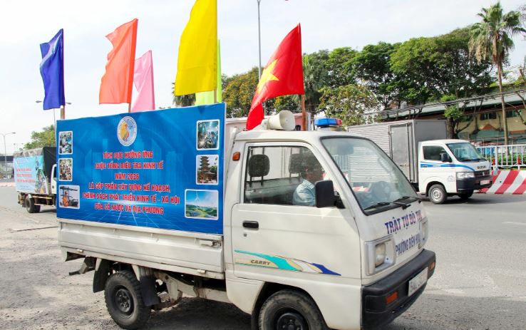 Xe tuyên truyền lưu động về tổng điều tra kinh tế năm 2025 trên các tuyến đường ở phường Biên Hòa