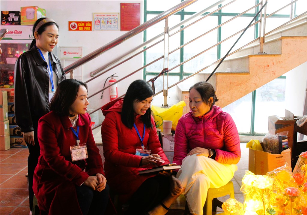 Các tổ điều tra viên trực tiếp phỏng vấn, thu thập dữ liệu các hộ kinh doanh tại khu vực chợ Giát